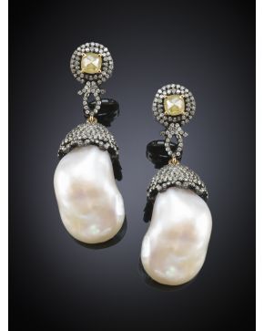 407-PENDIENTES DE LOS QUE PENDEN UNA PERLA BARROCA NATURAL DECORADA CON PAVÉ DE BRILLANTES ICE. Montura en planta con terminaciones en oro amarillo.