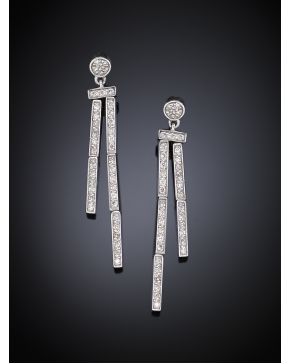 427-PENDIENTES LARGOS DE BRILLANTES. Montura en oro blanco de 18 k. 