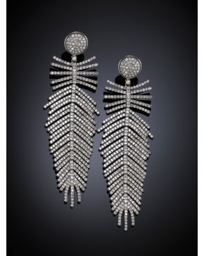 432-PENDIENTES EN FORMA DE PLUMA ARTICULADA DECORADA CON CHISPITAS DE DIAMANTES ICE . Montura en plata y terminaciones en oro. Peso total de los diamantes