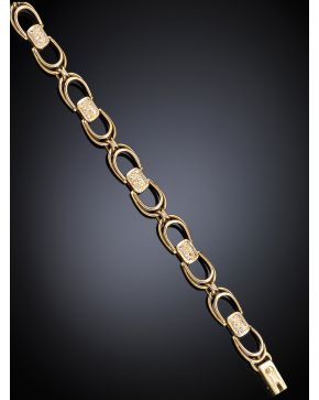 450-PULSERA DE ESLABONES ENCADENADOS CON CENTROS DE BRILLANTES. Montura de oro amarillo de 18k.