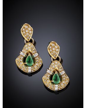 469-070-18 PENDIENTES LARGOS CUAJADOS DE BRILLANTES CON CENTROS DE ESMERALDA TALLA PERA. Montura en oro amarillo de 18k.