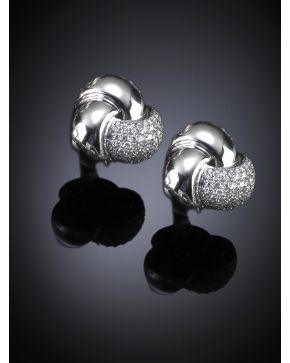 477-PENDIENTES DE NUDO DE BRILLANTES Y ORO BLANCO. Peso de los brillantes 0.89ct.