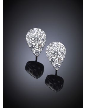 480-PENDIENTES DE BRILLANTES EN FORMA DE LAGRIMA. Peso de los brillantes  1.25ct. Montura de oro blanco de 18k.