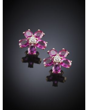 521-PENDIENTES DE BRILLANTES Y RUBÍES. Montura de oro rosa de 18k.