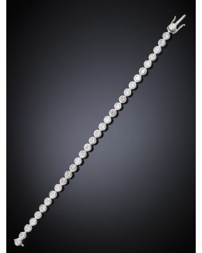 523-226. PULSERA RIVIERE DE BRILLANTES. Montura de oro blanco de 18k. Peso total de los brillantes: 5.60ct. aprox.