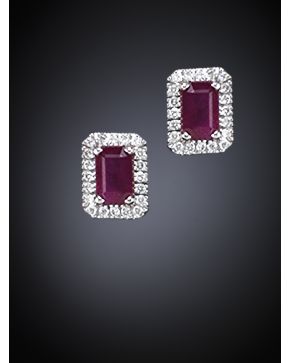 558-PENDIENTES DE RUBIES DE 1.50ct. ORLADOS DE CHISPITAS DE BRILLANTES SOBRE ORO BLANCO. Peso de los brillantes 0.27 ct.