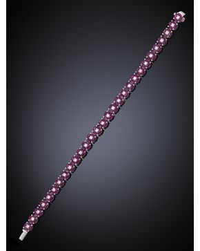 579-PULSERA DE RUBIES Y BRILLANTES. Peso de los rubíes 15.45 ct. Peso aprox. de los brillantes 0.80 ct. Montura sobre oro blanco de 18k.