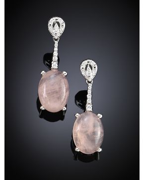 588-188. PENDIENTES LARGOS DE BRILLANTES Y CUARZO ROSA. Mortura de oro blanco de 18k. Peso total de los brillantes: 0.26 ct. aprox.