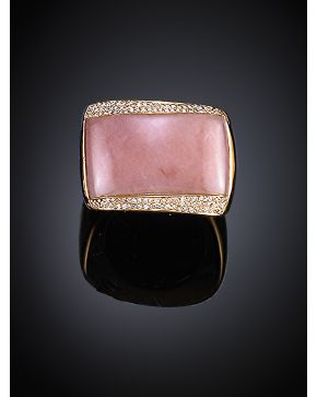 589-GRAN SORTIJA DE CUARDO ROSA DECORADO CON PAVÉ DE BRILLANTES. Peso total de los brillantes: 0.40 ct.aprox. Montura de oro amarillo de 18 k.