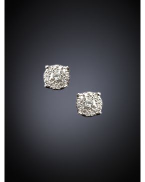 598-PENDIENTES DE PAVÉ DE BRILLANTES CON UN CENTRO DE MAYOR TAMAÑO. Montura de oro blanco de 18k. Peso total de los brillantes: 0.68 ct aprox.950