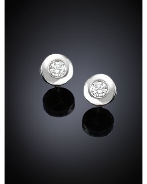 618-PENDIENTES DE CHATONES DE BRILLANTES. Montura de oro blanco de 18 k. Peso de los brillantes: 0.28 ct.aprox.