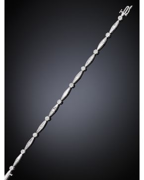 635-ELEGANTE PULSERA DE DE DIAMANTES EN TALLA BAGUETTE Y BRILLANTE. Montura de oro blanco de  18 k.