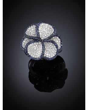 651-ANILLO EN FORMA DE PÉTALOS DE FLOR DE PAVÉ DE BRILLANTES ORLADOS DE ZAFIROS. Montura en oro blanco de 18 k.