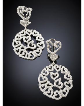 652-PENDIENTES COLGANTES DE DIAMANTES CON MONTURA CIRCULAR CALADA sobre montura de oro blanco de 18k. 