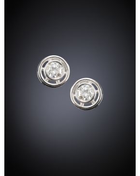 671-PENDIENTES DE BRILLANTES EN CHATÓN. Montura de oro blanco de 18k. Peso total de los brillanes: 0.58 ct