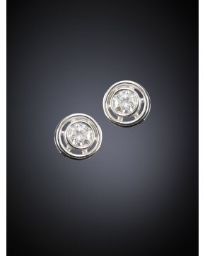 672-PENDIENTES DE BRILLANTES EN CHATÓN. Montura de oro blanco de 18k. Peso total de los brillanes: 0.54 ct