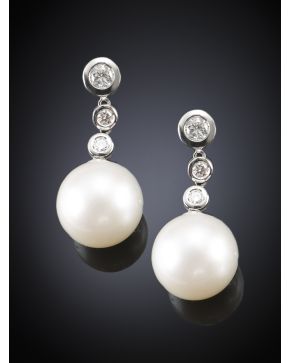 675-PENDIENTES LARGOS DE BRILLANTES Y PERLAS GOLGANTES AUSTRALIANAS DE 12 MM.  Montura de oro blanco de 18k.