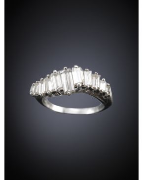 681-ELEGANTE SORTIJA DE BAGUETTES dispuestas en montura de garras altas realizada en oro blanco de 18k. 