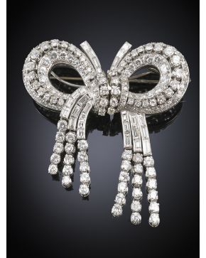 684-EXQUISITO BROCHE LAZO DOBLE CLIP. CUAJADO DE DIAMANTES TALLA BAGUETE Y BRILLANTE. Calidad extra. Montura en oro blanco de 18 k.