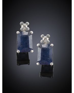 698-PENDIENTES DE BRILLANTES Y ZAFIROS. Montura de oro blanco de 18k. Peso total de los brillantes: 0.08 ct. aprox