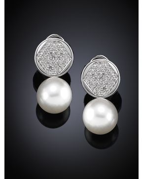 703-PENDIENTES DE PAVÉ DE BRILLANTES Y PERLA AUSTRALIANA 13MM APROX. DE BELLO ORIENTE. Montura de oro blanco de 18 k. Peso total de los brillantes: 1.80 c