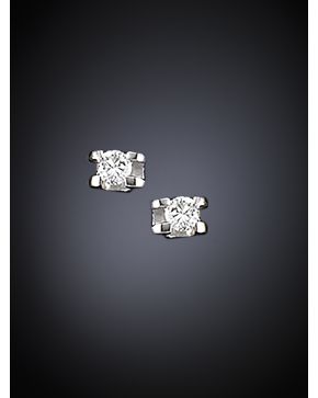 704-PENDIENTES DE BRILLANTES EN GARRAS. Montura de oro blanco de 18k. Peso total de los brillantes:0.35ct. aprox.