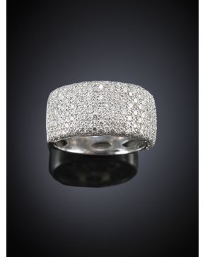 706-SORTIJA ANCHA CON PAVÉ DE BRILLANTES. Montura en oro blanco de 18k. Peso total de los brillantes: 2 ct. aprox