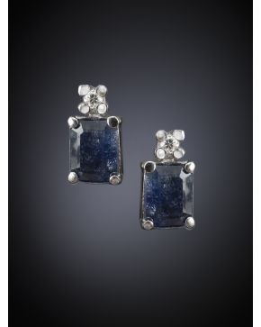 711-PENDIENTES DE BRILLANTES Y ZAFIROS. Montura de oro blanco de 18k. Peso total de los brillantes: 0.08 ct. aprox