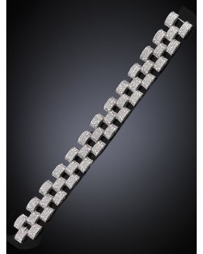 718-PULSERA ANCHA DE ESLABAONES ENCADENADOS CUAJADOS DE PAVÉ DE BRILLANTES. Montura de oro blanco de 18k. Peso total de los brillantes: 12.50 ct. aprox.