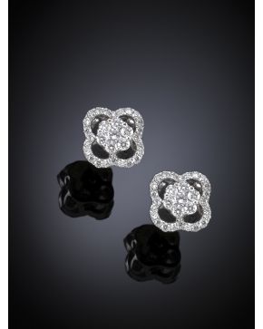 72-PENDIENTES DE BRILLANTES EN FORMA DE FLOR. Peso de los diamantes 0.57ct. Montura sobre oro blanco de 18k.