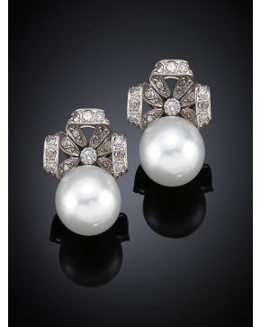 720-PENDIENTES CON GRAN PERLA AUSTRALIANA Y LAZADA DE BRILLANTESS. sobre una montura de oro blanco de 18k. 