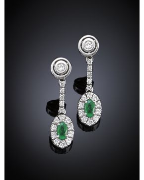 721-PENDIENTES LARGOS DE BRILLANTES Y ESMERALDAS. 0.50CTS.