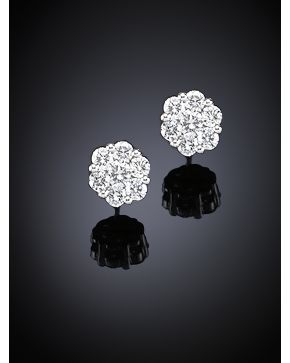 724-PENDIENTES DE BRILLANTES EN FORMA DE FLOR. Oro blanco de 18k. Peso total aprox. de los brillantes 1.47ct.