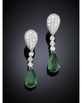 740-BELLOS PENDIENTES LARGOS FORMADOS POR UNA PAREJA DE ESMERALDAS DE 7ct.aprox. QUE PENDEN DE UNA LAGRIMA DE PAVÉ DE BRILLANTES. Montura de oro blanco de