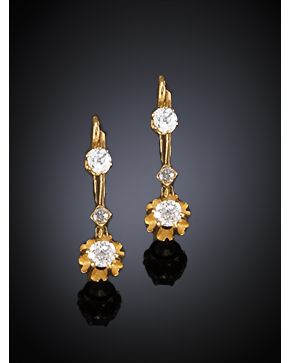 76-PENDIENTES ANTIGUOS DE BRILLANTES COLGANTES. Montura en oro amarillo portugues de 19.2  k. Peso total de los brillantes: 0.50 ct.aprox.