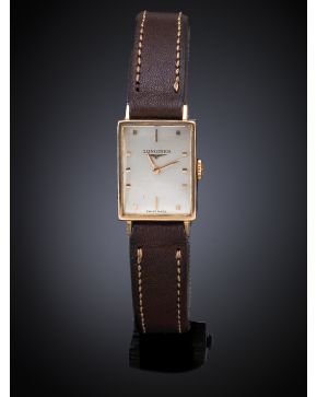 818-RELOJ DE PULSERA LONGINES. AÑOS 40. CAJA RECTANGULAR EN ORO ROSA DE 18K. MOVIMIENTO MECÁNICO MANUAL. Esfera gris con numeración a trazos aplicados e