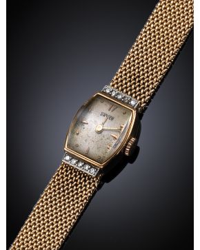 822-ANTIGUO RELOJ DE PULSERA PARA SEÑORA CIRCA 1950 CON ESFERA FLANQUEADA POR DIAMANTES CON CAJA Y CORREA DE ORO ROSA 18K.