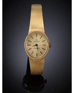 826-RELOJ DE PULSERA OMEGA PARA SEÑORA. Esfera champagne. brazalete en malla de oro amarillo de 18 k y caja oval. Movimiento de cuerda.