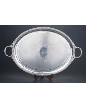 688-Gran bandeja oval con asas en plata francesa punzonada. exquisito trabajo guilloché. Marcas de Tétard. C. 1880. Iniciales grabadas en cartela. Decorac