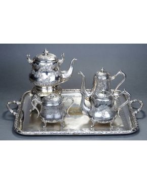 1020-Lote en plateado francés. c. 1910: formado por samovar. cafetera. tetera y azucarero con decoración de guirnaladas. rocallas y guirnaladas. Con punzón