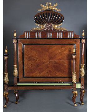 569-Elegante cama fernandina. c. 1830.