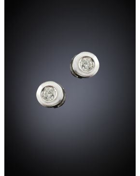 116-CHATONES DE BRILLANTES DE 0.15 CT.APROX. Montura en oro blanco de 18k.