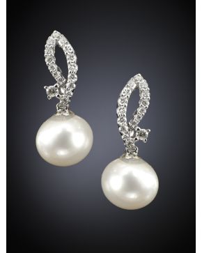 118-PENDIENTES DE BRILLANTES Y PERLA CULTIVADA. Montura de oro blanco de 18k.