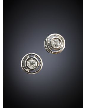 121-PENDIENTES DE CHATONES DE 0.15 CT.APROX. Montura en oro blanco de 18k.