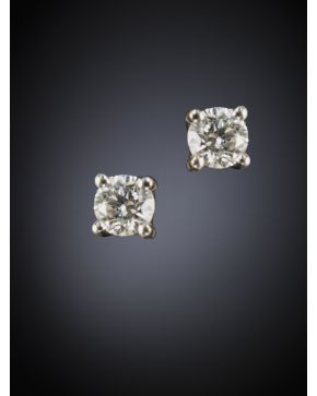 122-PENDIENTES DORMILONAS DE BRILLANTES EN GARRAS. Montura de oro blanco de 18k. 