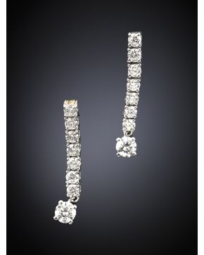 129-PENDIENTES RIVIERE DE BRILLANTES. Montura de oro blanco de 18k. 