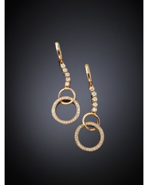 142-PENDIENTES LARGOS DE BRILLANTES. Montura de oro rosa de 18k. 