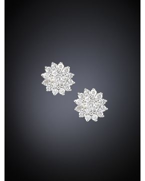 148-PENDIENTES ROSETÓN DE BRILLANTES. Montura de oro blanco de 18 k.