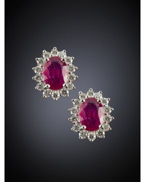 149-PENDIENTES DE RUBIES ORLADOS DE BRILLANTES. Montura en oro blanco de 18k