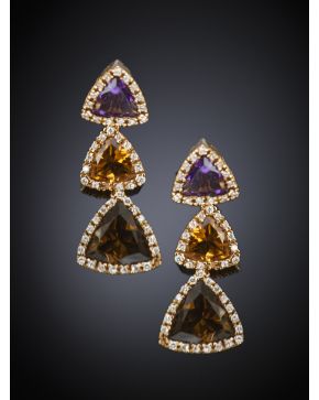 156-PENDIENTES DE AMATISTAS Y TOPACIOS TRIANGULARES ORLADOS DE BRILLANTES. Montura de oro amarillo de 18k. 